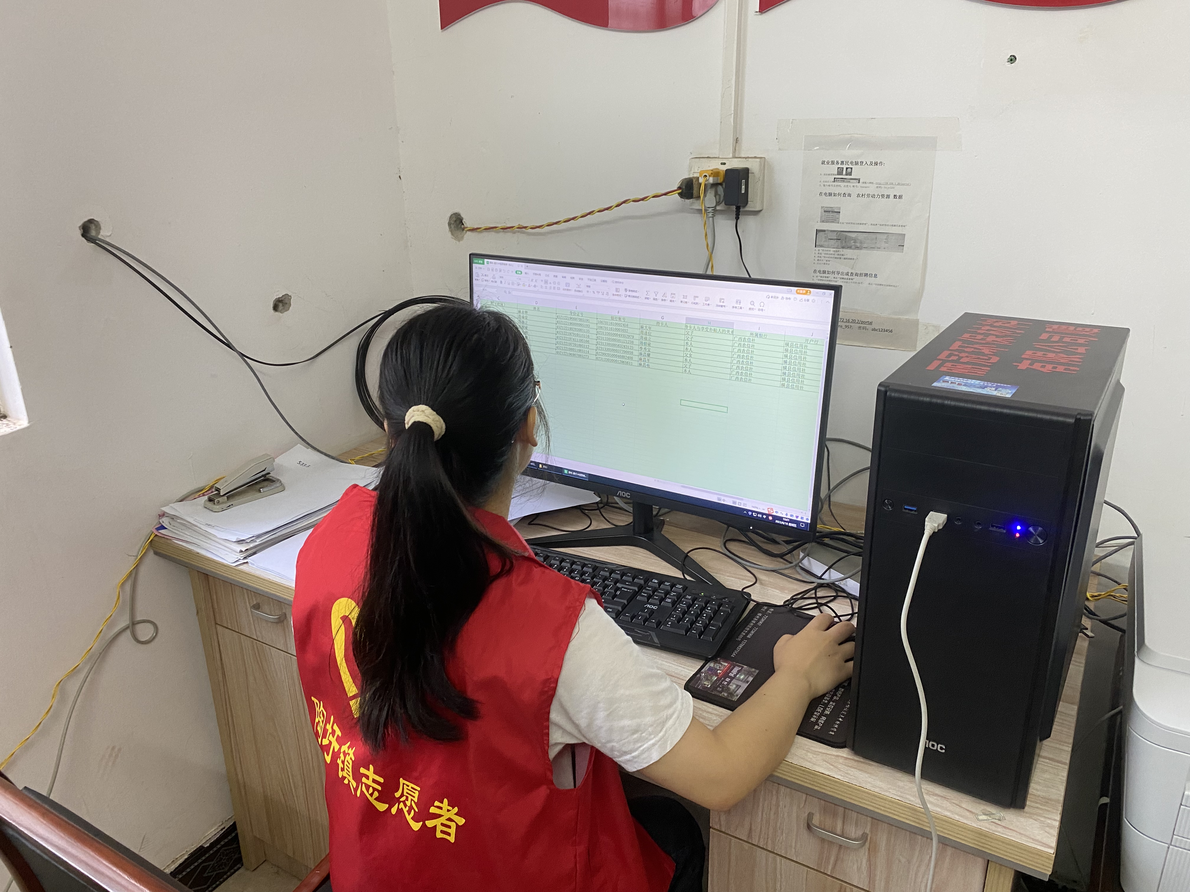 黄燕新1.jpg