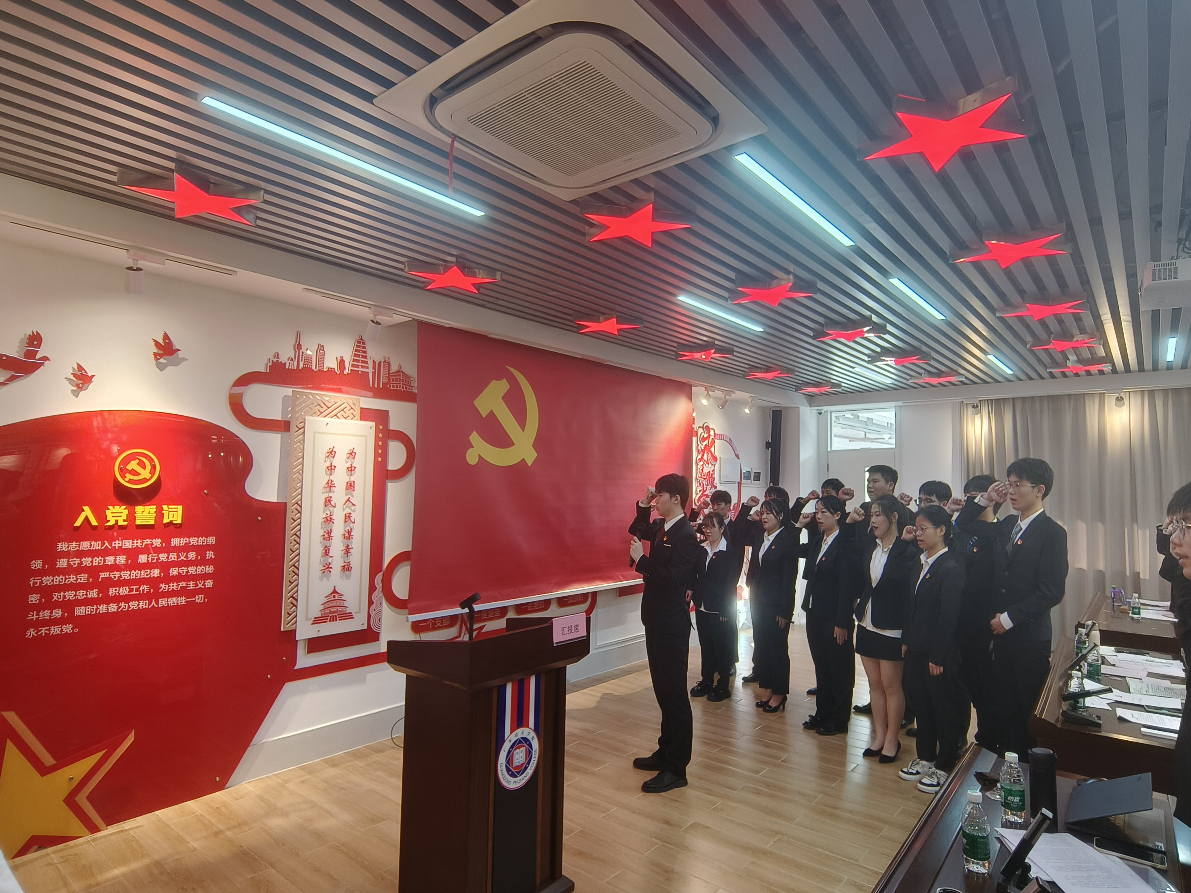 宣读入党誓词.jpg