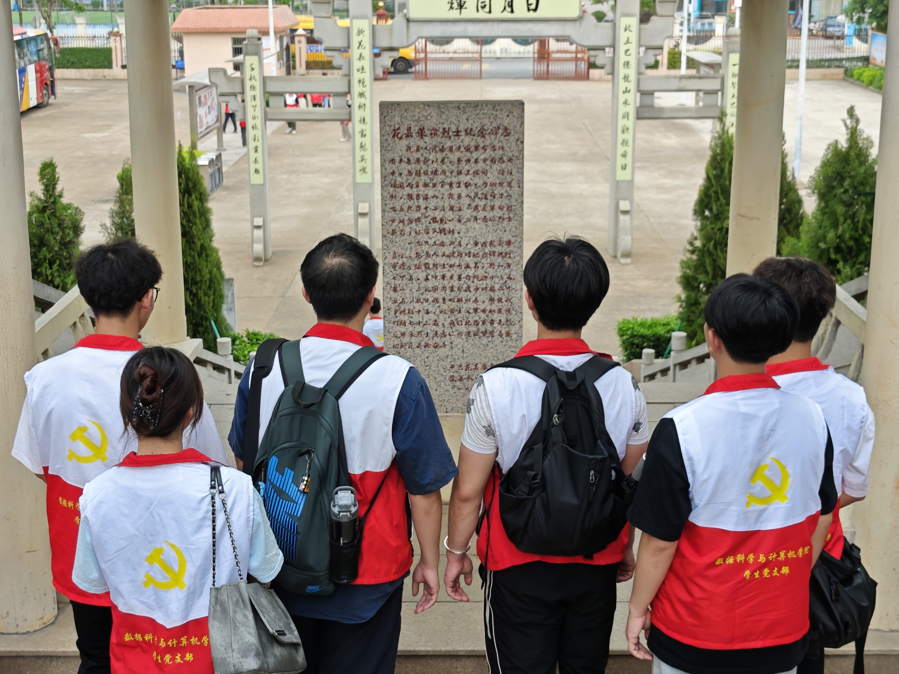 参观烈士陵园.jpg