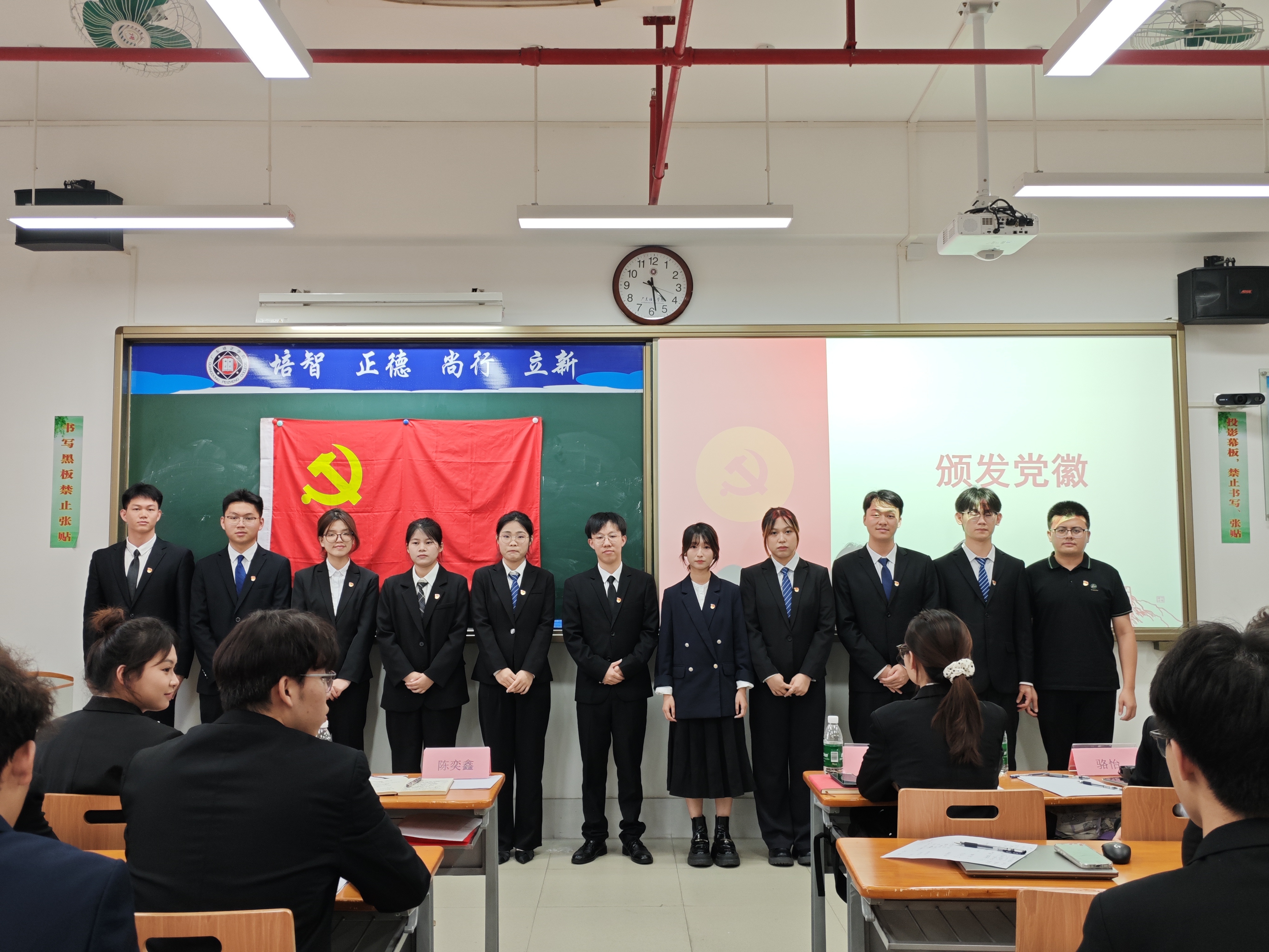 35颁发党徽.jpg