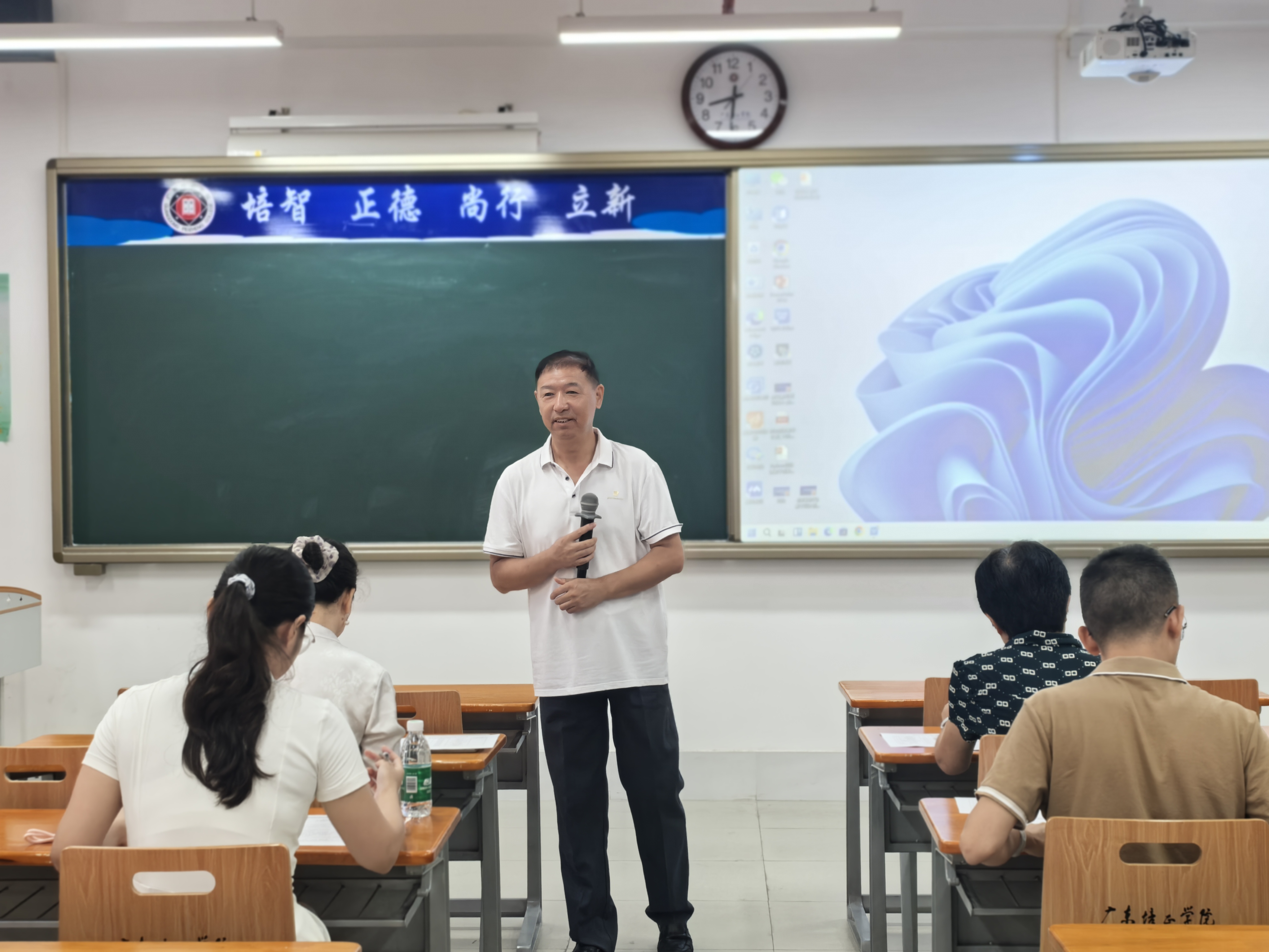 李院讲话.jpg 李院讲话.jpg
